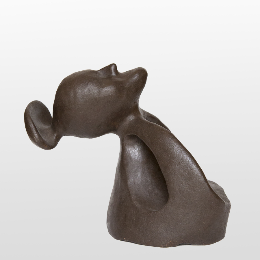 Reverse Bow Sculpture en terre cuite par Alexandra Stern de profil